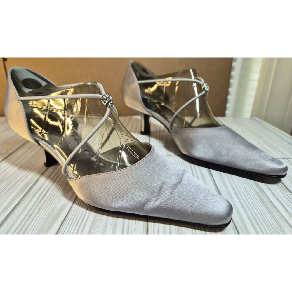 Liz Claiborne Flex Elanor Kitten Heel Shoes Platinum Silver Pump Womens Size 6.5